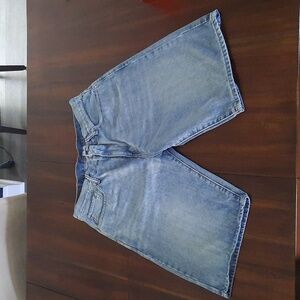 Levi's 569 loose-fitting Jean shorts for men. Waist 33; Inseam - 11in.